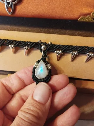 Collar choker piedra luna macramé