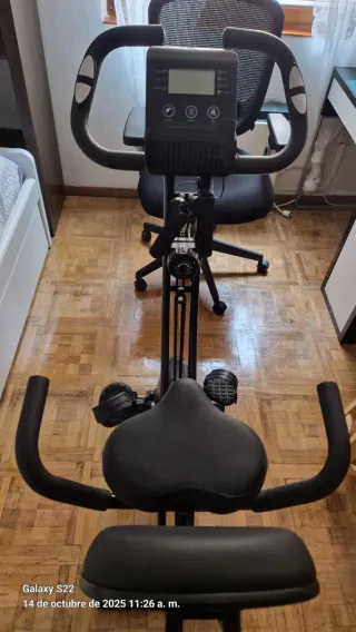 Bicicleta estática con extensores de brazos,