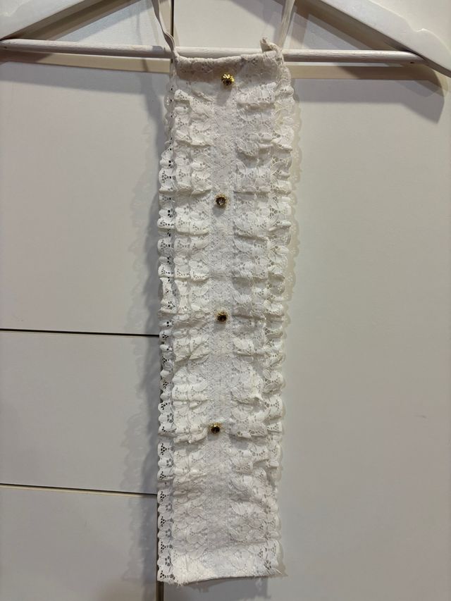 Pechera de encaje blanco