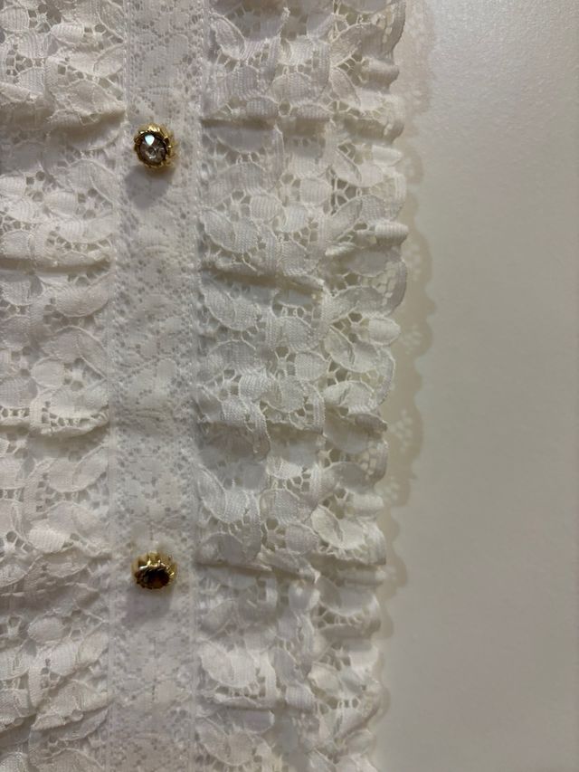 Pechera de encaje blanco