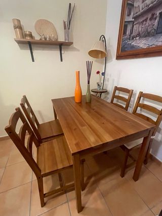 Mesa comedor y 4 sillas de madera