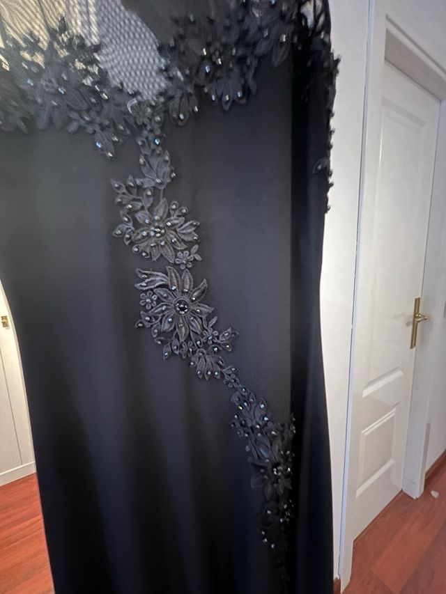 Vestido longo preto com pedraria