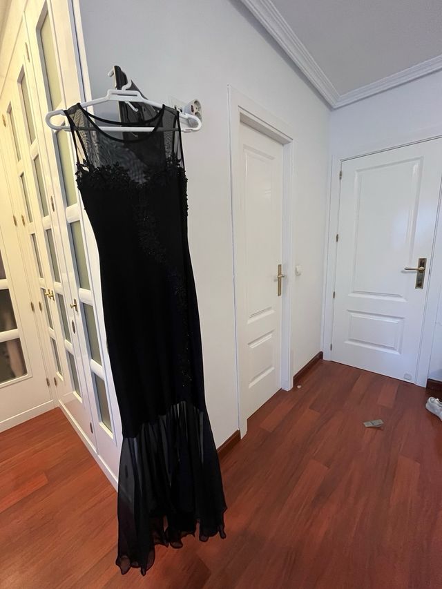 Vestido longo preto com pedraria