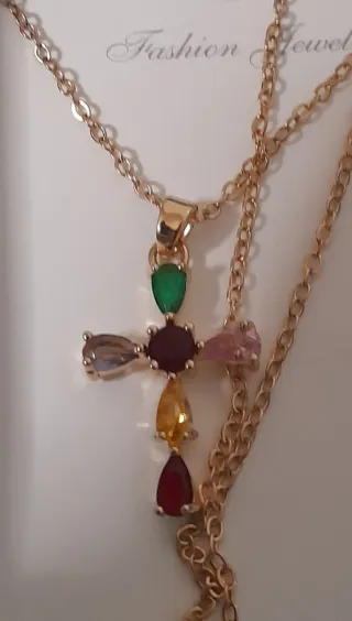 Collana con ciondolo a croce con pietre colorate,