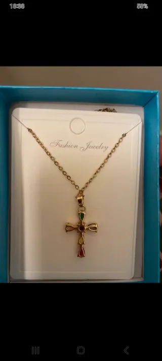 Collana con ciondolo a croce con pietre colorate,