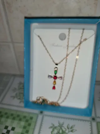 Collana con ciondolo a croce con pietre colorate,