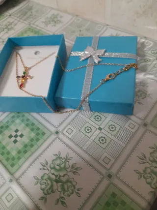 Collana con ciondolo a croce con pietre colorate,