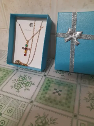 Collana con ciondolo a croce con pietre colorate,