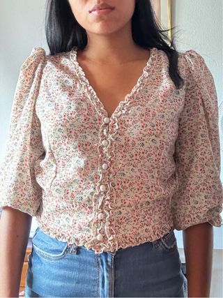 Blusa corta floral beige y rosa