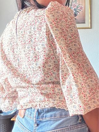 Blusa corta floral beige y rosa
