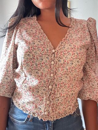 Blusa corta floral beige y rosa