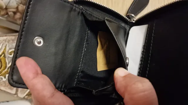 Monedero Guess Negro y Plateado