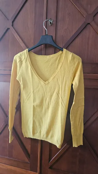 Jersey amarillo cuello pico