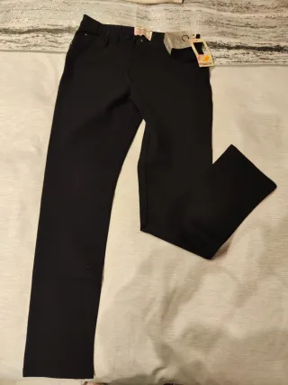 Pantalón Azul Marino con remaches y etiquetas.