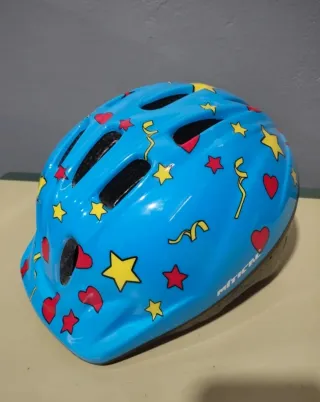 Casco infantil azul con estrellas y corazones