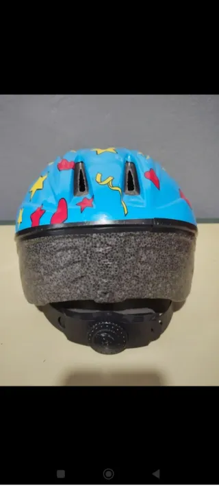 Casco infantil azul con estrellas y corazones