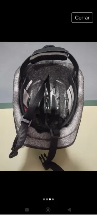 Casco infantil azul con estrellas y corazones