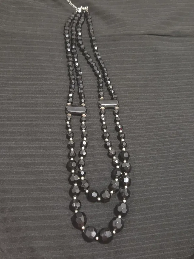 Collar largo negro multicapa