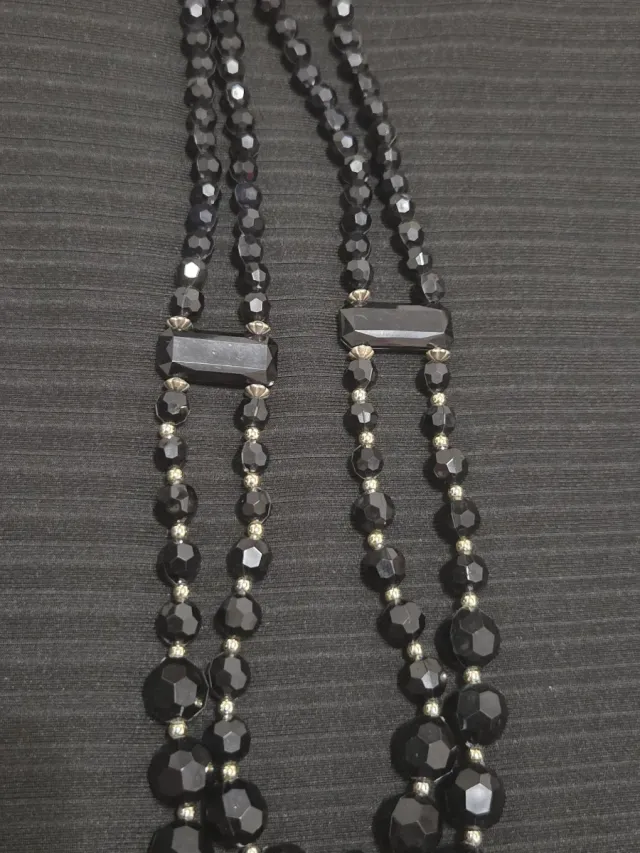 Collar largo negro multicapa