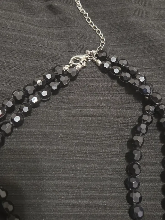 Collar largo negro multicapa