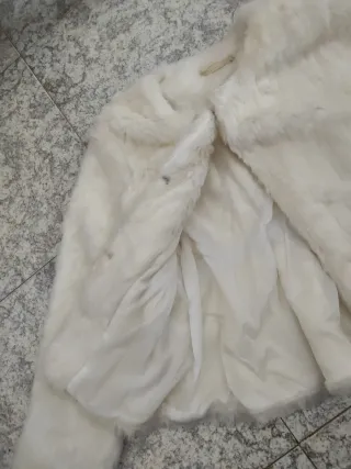 Abrigo blanco de pelo con cinturón