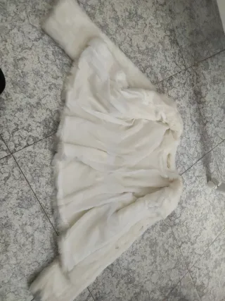 Abrigo blanco de pelo con cinturón