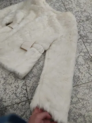 Abrigo blanco de pelo con cinturón