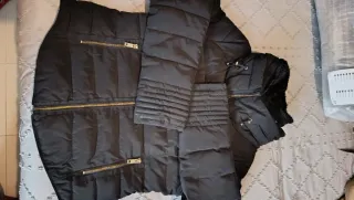 Abrigo negro con cuello de pelo