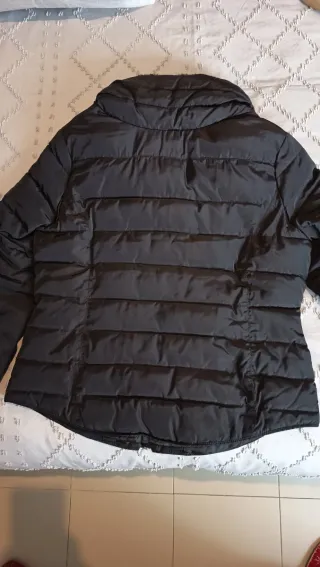 Abrigo negro con cuello de pelo