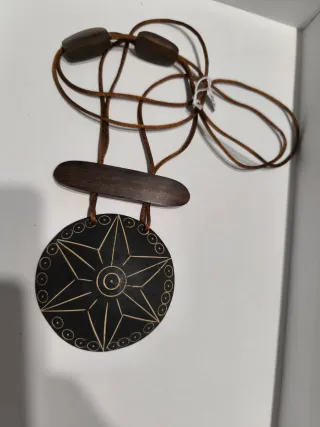 Collar de madera con diseño tribal