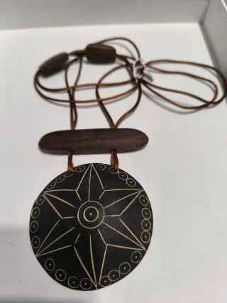 Collar de madera con diseño tribal