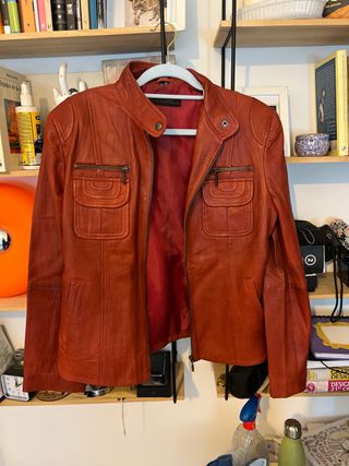 Cazadora de cuero roja