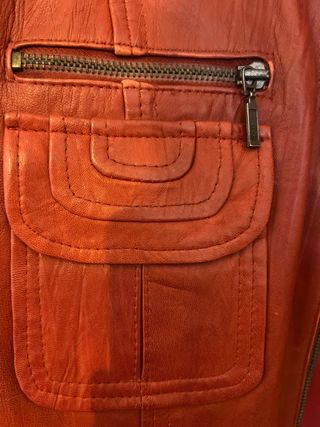 Cazadora de cuero roja