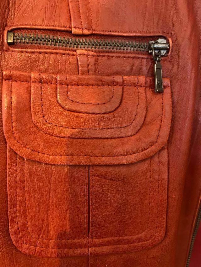 Cazadora de cuero roja