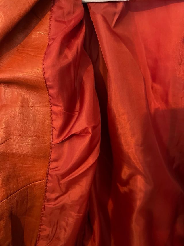 Cazadora de cuero roja