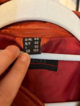 Cazadora de cuero roja