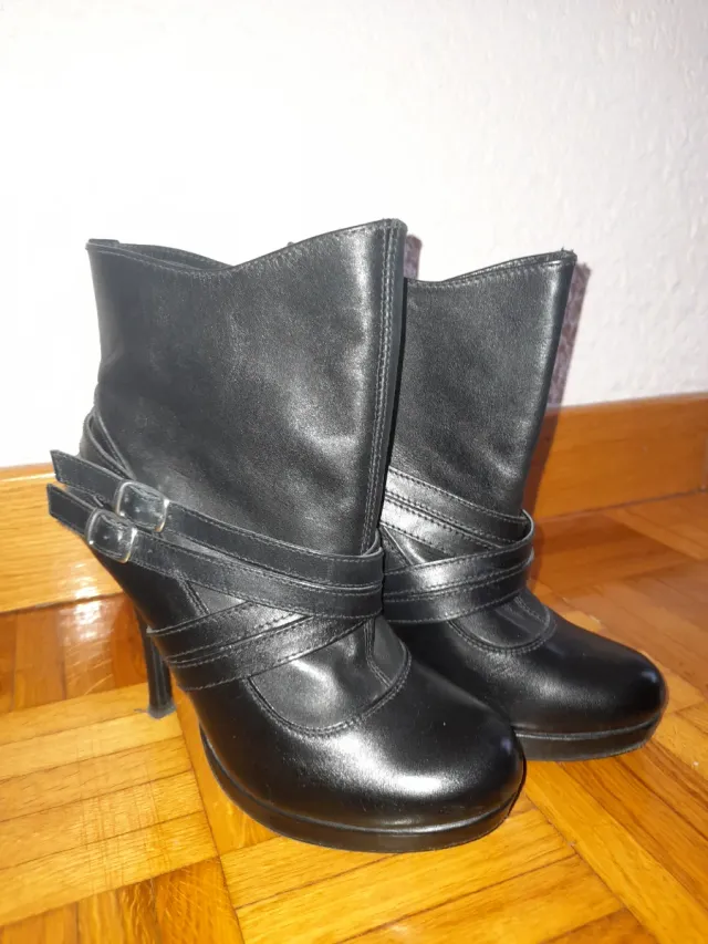 Botines de piel negros