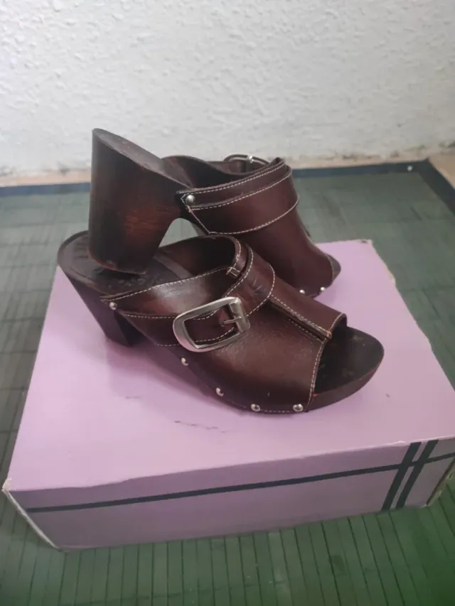 Zoccoli con borchie effetto pelle e tacco in legno