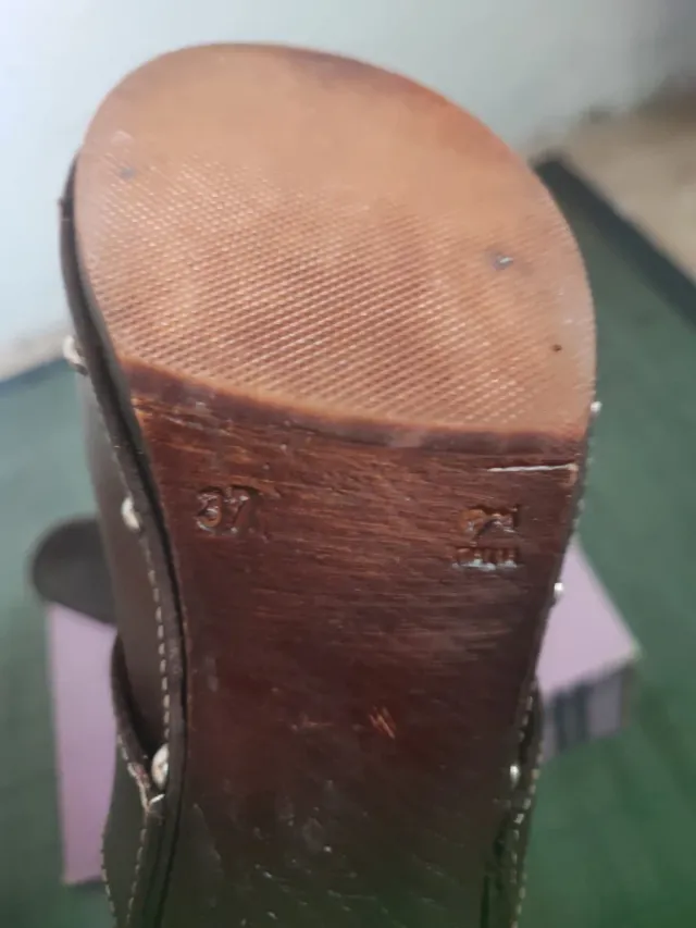 Zuecos com tachas efeito couro e salto em madeira