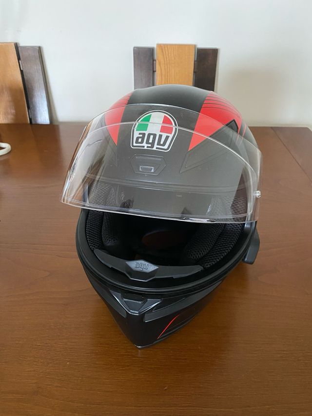 Casco de moto AGV negro y rojo
