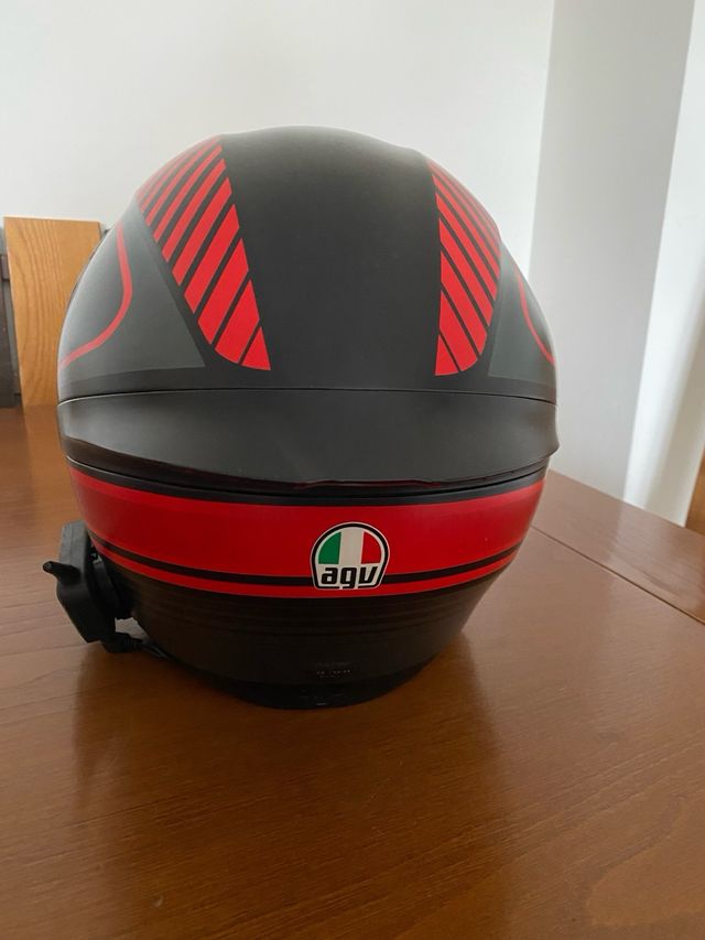 Casco de moto AGV negro y rojo