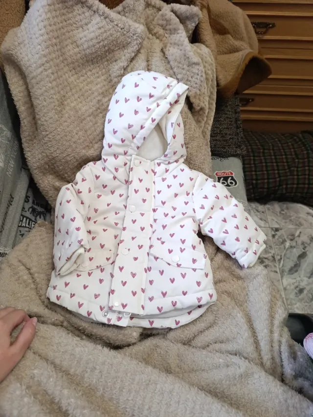 Abrigo bebé blanco con corazones rosas