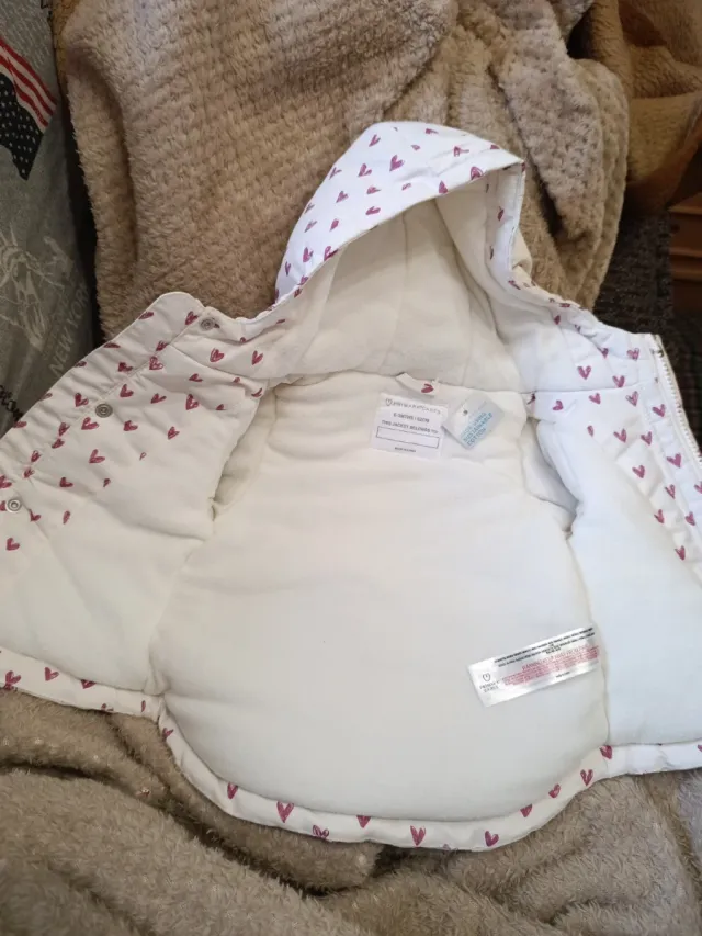 Abrigo bebé blanco con corazones rosas