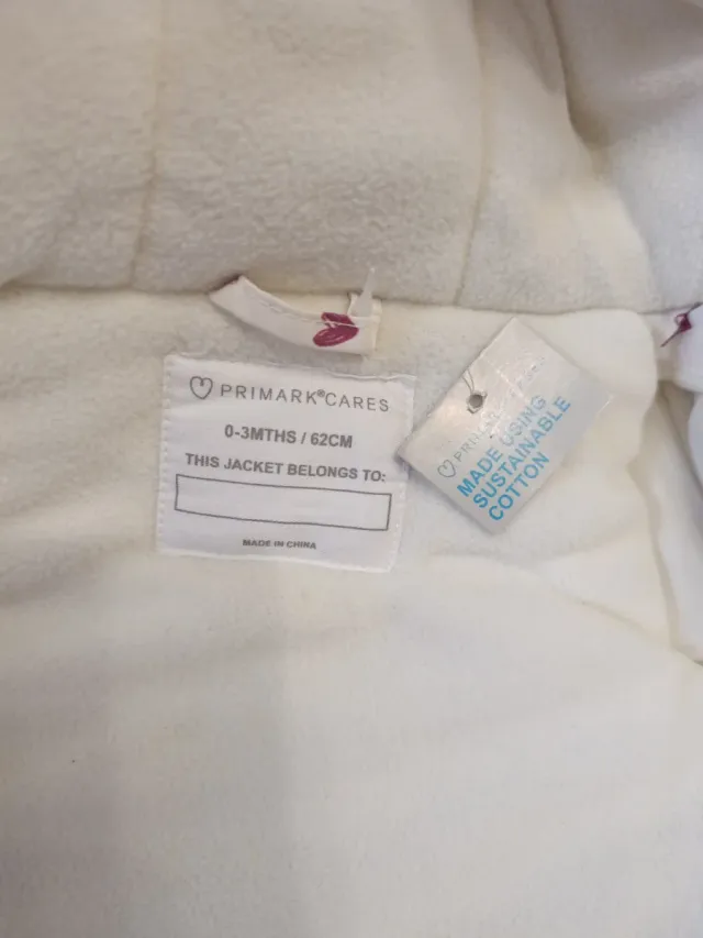 Abrigo bebé blanco con corazones rosas