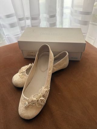 Zapatos de niña Villena beige con flores talla 33