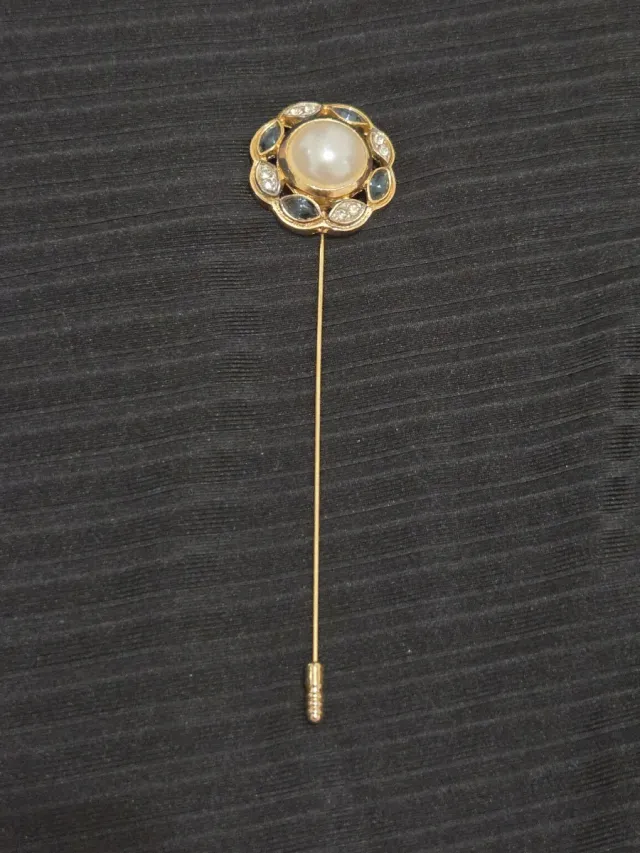 Broche de aguja dorado con perla