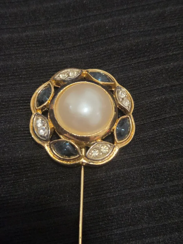 Broche de aguja dorado con perla