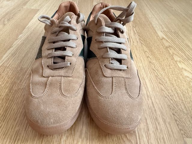 Zapatillas marrones y verdes