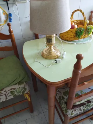 Lámpara de mesa dorada Monforte de Lemos está nuev