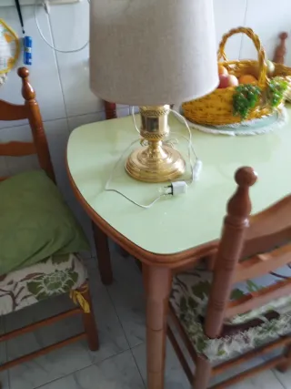 Lámpara de mesa dorada Monforte de Lemos está nuev